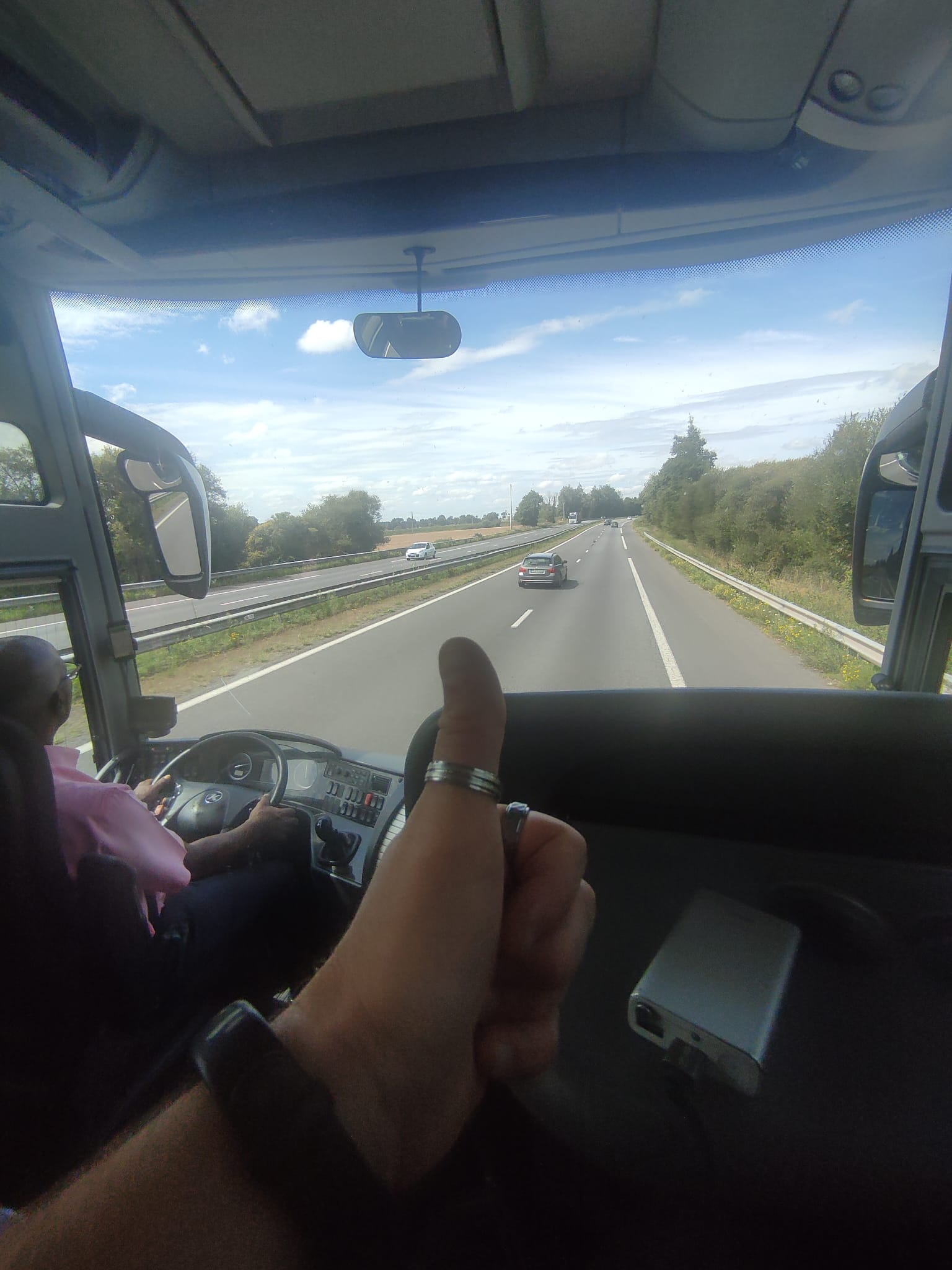 pouce-bague-dans-bus-autoroute-festival-metal.jpeg