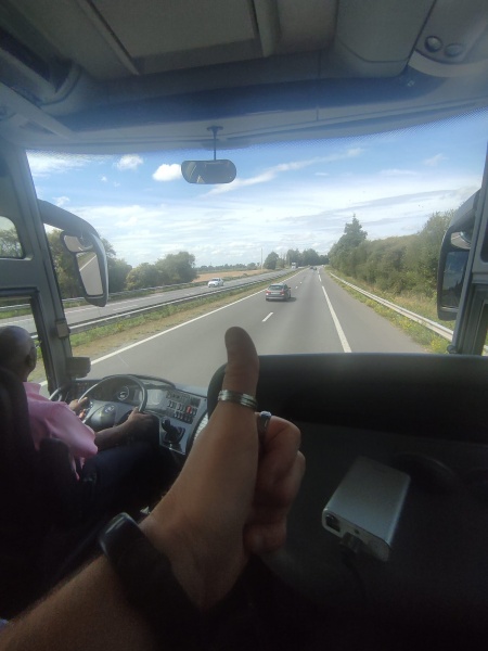 pouce-bague-dans-bus-autoroute-festival-metal.jpeg